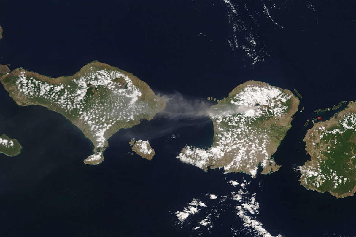 Lombok coast Rinjani volcano